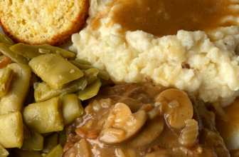 HAMBURGER STEAK AND GRAVY – The Southern Gir...