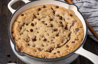 Skillet Chocolate Chip Cookie | Cookies & Cup...